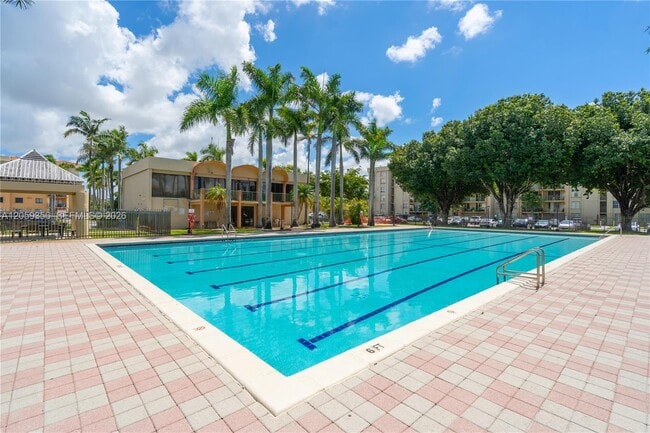 Building Photo - 9320 Fontainebleau Blvd