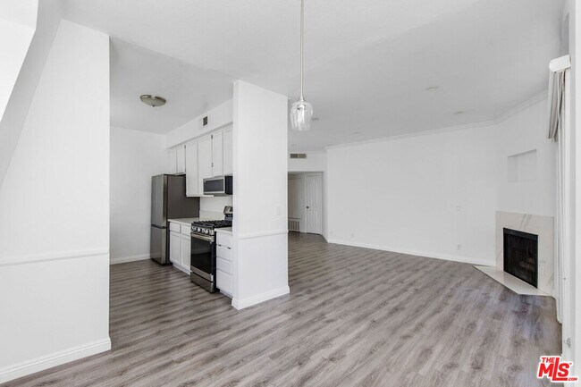 Building Photo - 9800 Vidor Dr