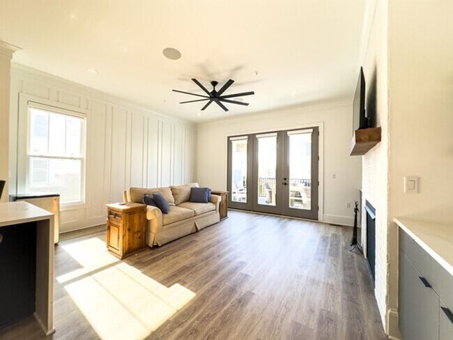 Building Photo - Gorgeous Townhome For Rent in the heart of...