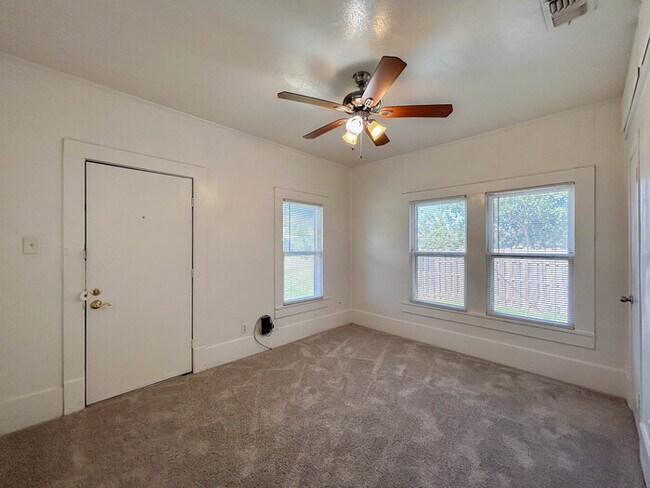Building Photo - 1201 Bolivar St