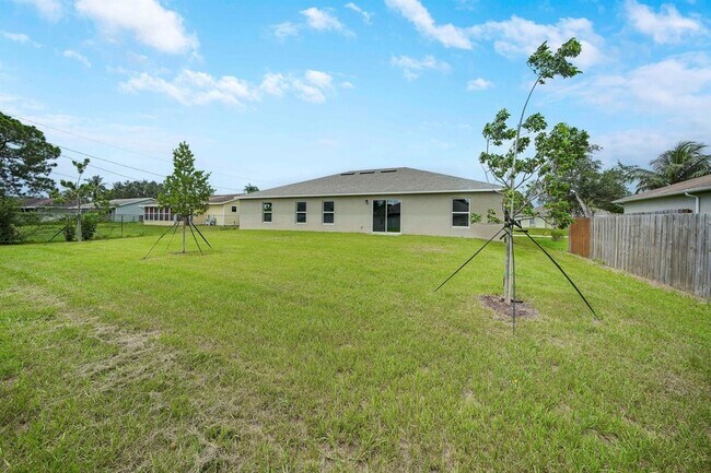 Building Photo - 438 SW Meadow Terrace