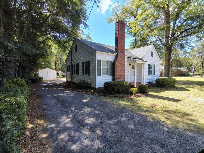 Building Photo - 906 Cherokee Rd