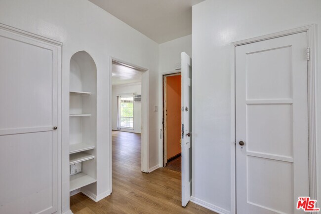 Building Photo - 203 S Doheny Dr