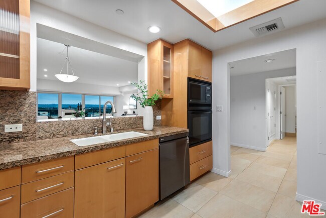 Building Photo - 13600 Marina Pointe Dr