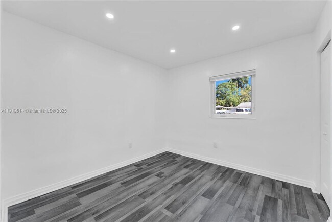 Building Photo - 4917 SW 43rd Terrace