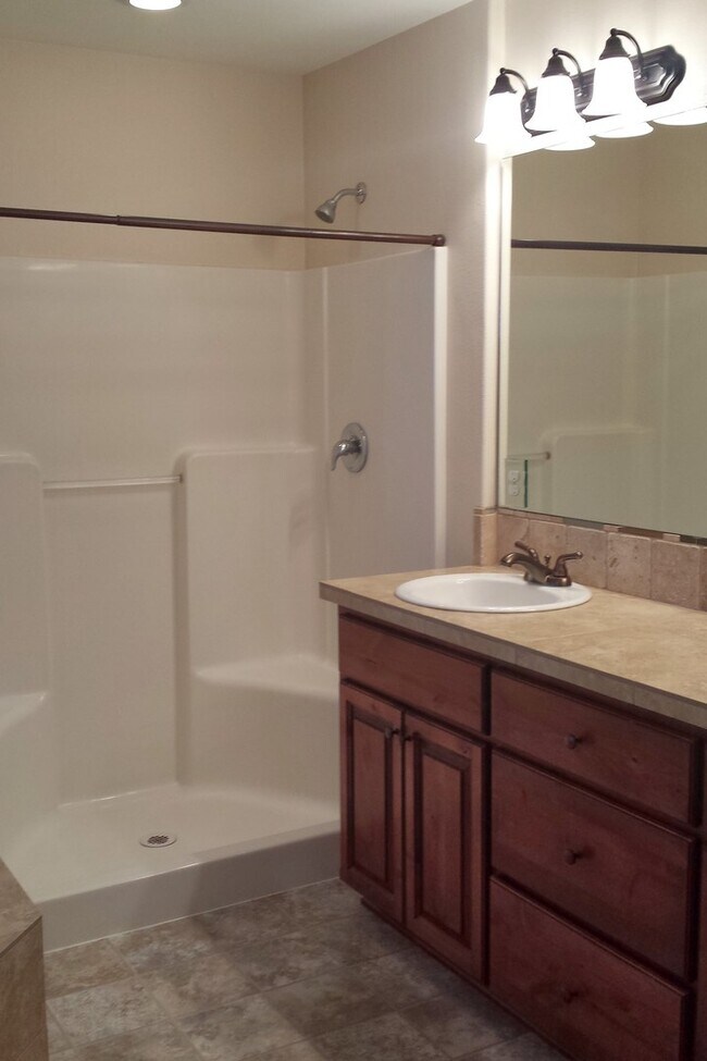 Building Photo - Spacious & Beautiful Home in Great Locatio...