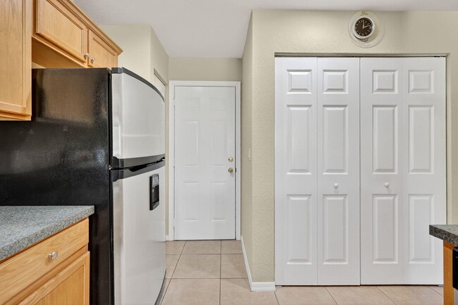 Building Photo - 2990 SE Lexington Lakes Dr