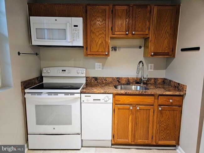 Building Photo - 1735 N Troy St