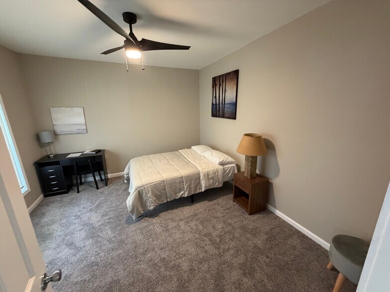 Building Photo - Room in House on Bolton Rd NW