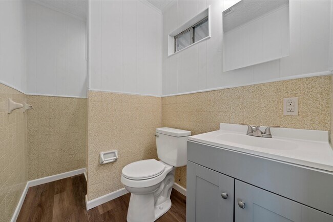 Building Photo - 1511 Maple Ave