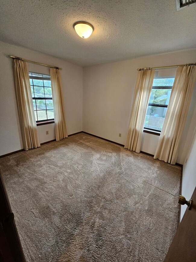 Building Photo - Peaceful, Entertainer's Dream on the Waterfront in Beautiful Donalson Point!