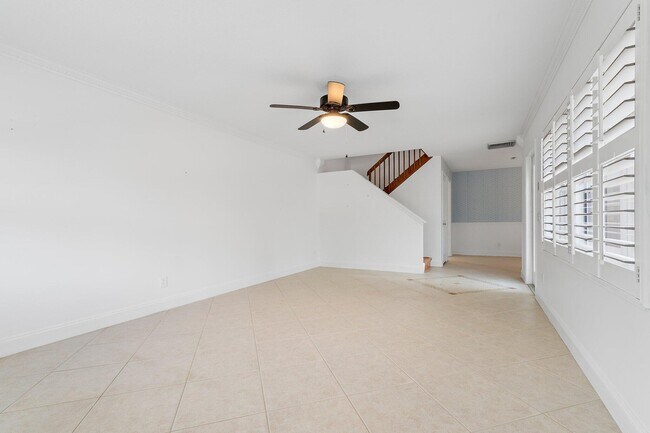 Building Photo - 2406 SW Danbury Ln