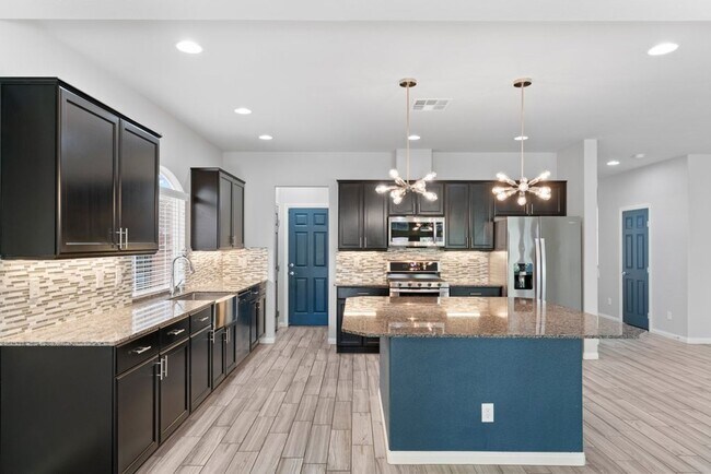 Building Photo - Beautiful 4 Bed 2.5 Bath Home Jones and Wa...