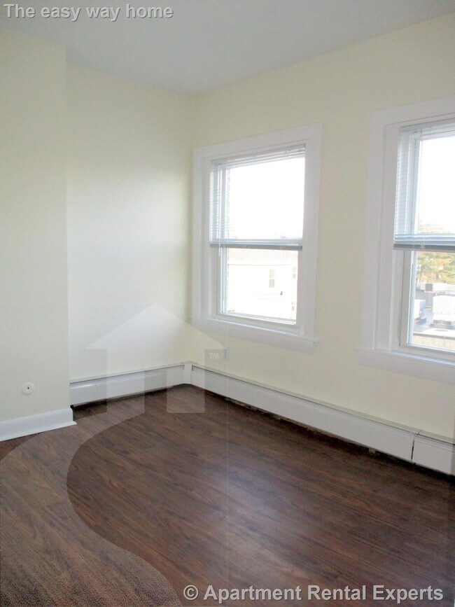 Building Photo - 2 Central St