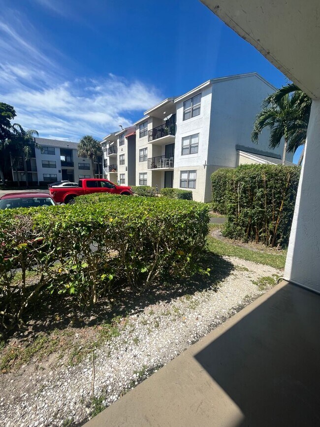 Building Photo - ONE BEDROOM ONE BATHROOM!! WATERFRONT COMMUNITY