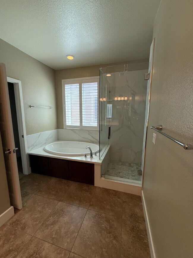 Building Photo - Gorgeous 4 Bed, 3.5 Bath End Unit Townhome in Perfect Dublin Location