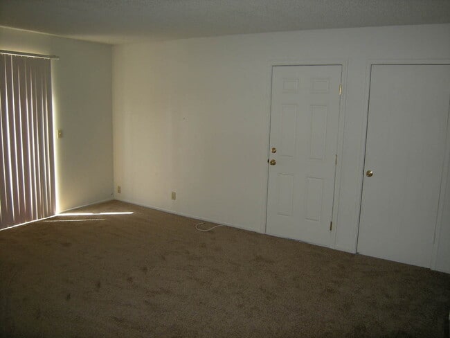 Building Photo - Comfortable 3/2 that allows pets!