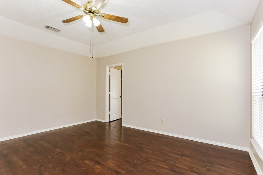 Building Photo - 7312 Meadow Creek Dr