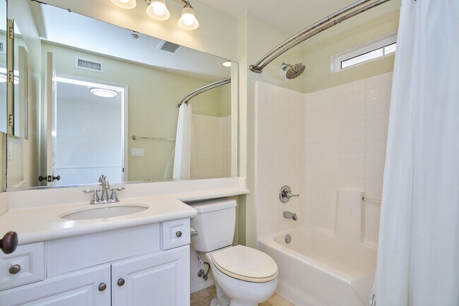 Building Photo - 1800 Oak St