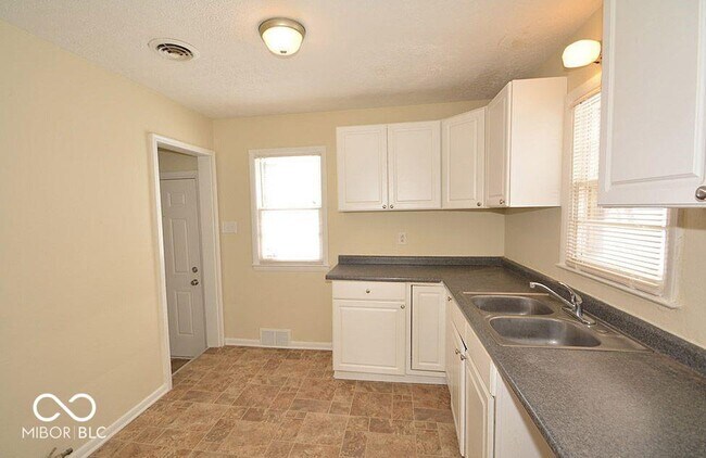 Building Photo - 5005 Indianola Ave