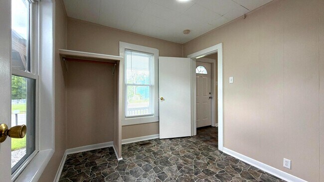Building Photo - 540 Oakwood St