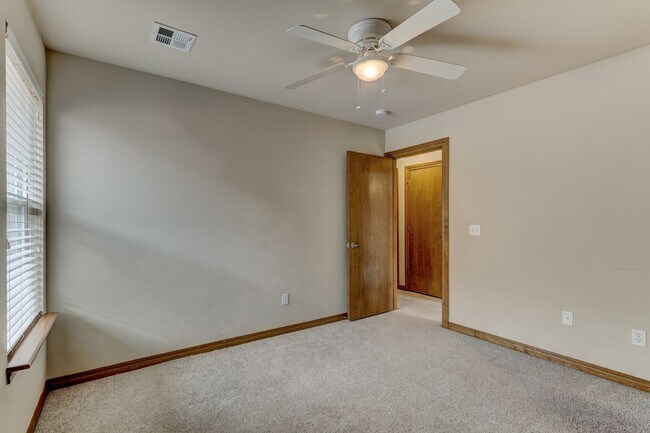 Building Photo - $350 Off First Month's Rent Move In Special!! Duplex in Yukon, Available Now!