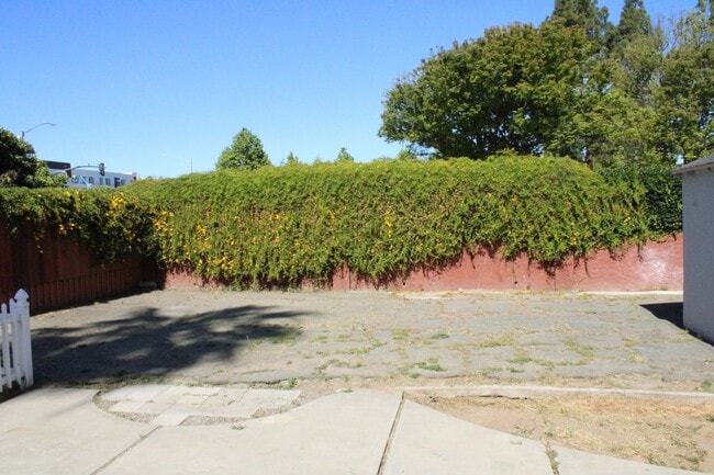 Building Photo - **COMING SOON** Adorable 2 Bedroom, 1 Bath...