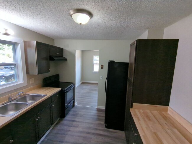 Building Photo - Cute Renovated House