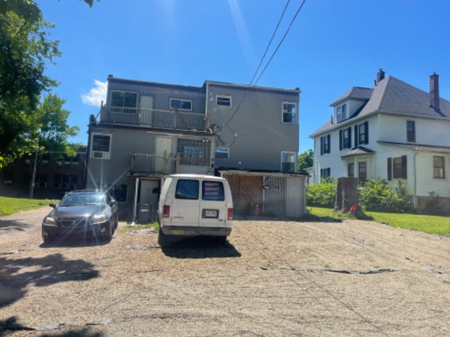 Building Photo - 1532 Woodland Ave NW