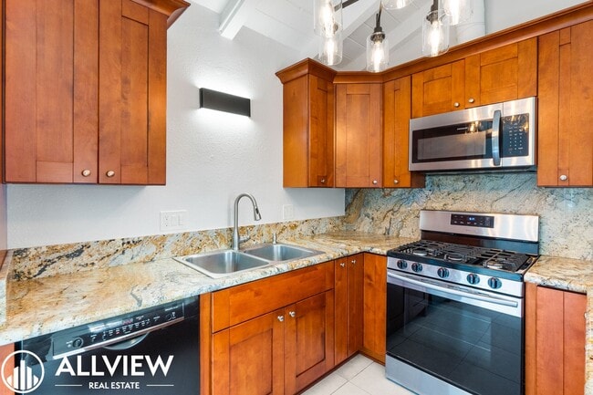 Building Photo - Large 1 Bed/1 Bath Available in Huntington...