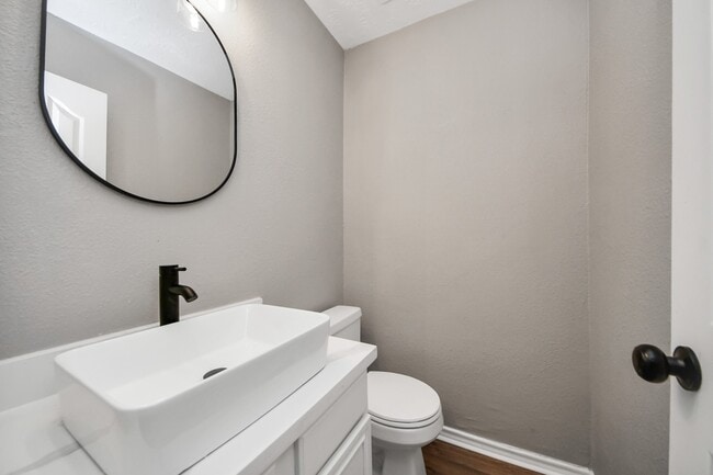 Building Photo - 1410 Long View Dr