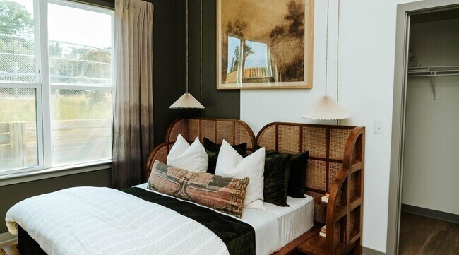 Building Photo - 3812 W Montague Ave