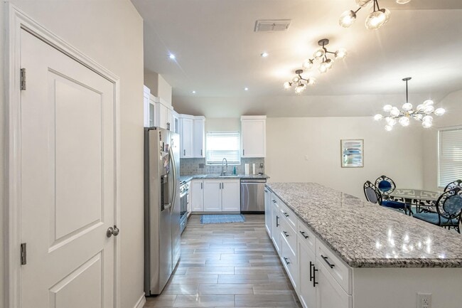 Building Photo - 514 Prado Dr