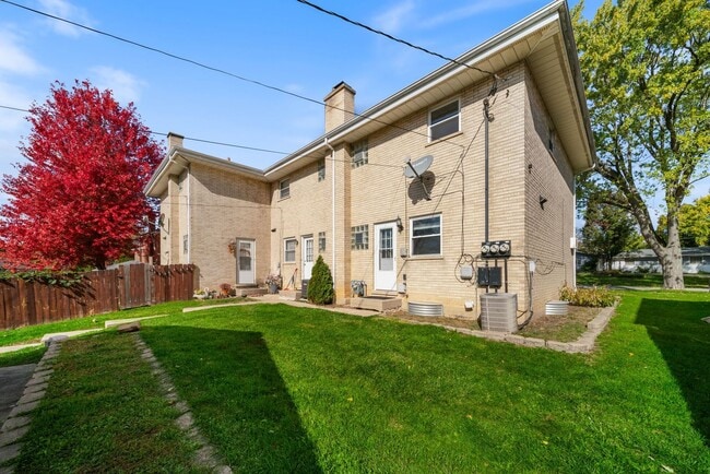 Building Photo - 27 E Thorndale Ave