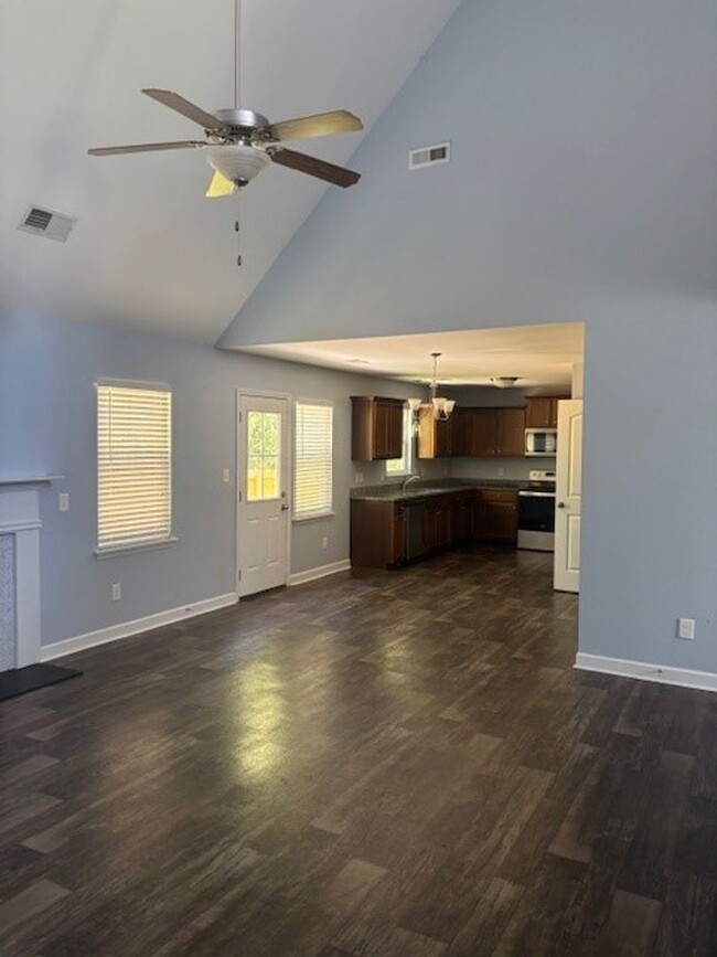 Building Photo - Beautiful 3 bedroom, 2.5 bath home with Bo...