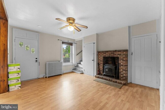 Primary Photo - 158 W Butler Ave