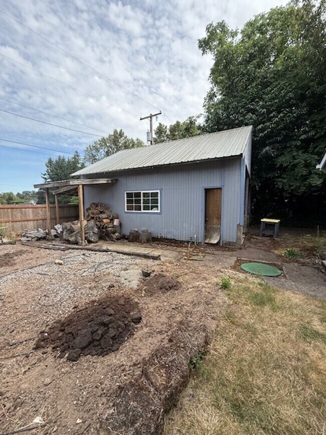 Building Photo - Rare Large Four Bedroom Home Plus Office W...