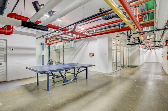Building Photo - 2701 Westheimer Rd