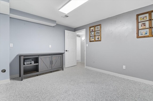 Building Photo - 830 Russell Ave