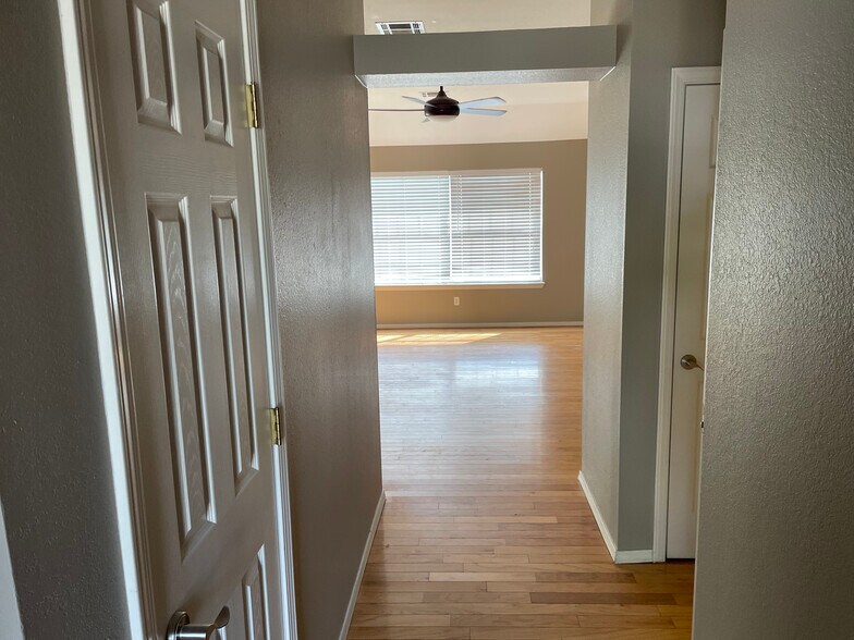 Building Photo - 1424 Jordan Cir