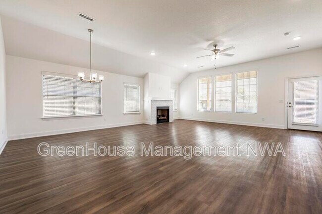 Building Photo - 710 W Jillian St