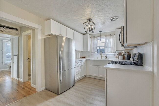 Building Photo - Charming Hillsboro Bungalow with RV Parking & Modern Upgrades!