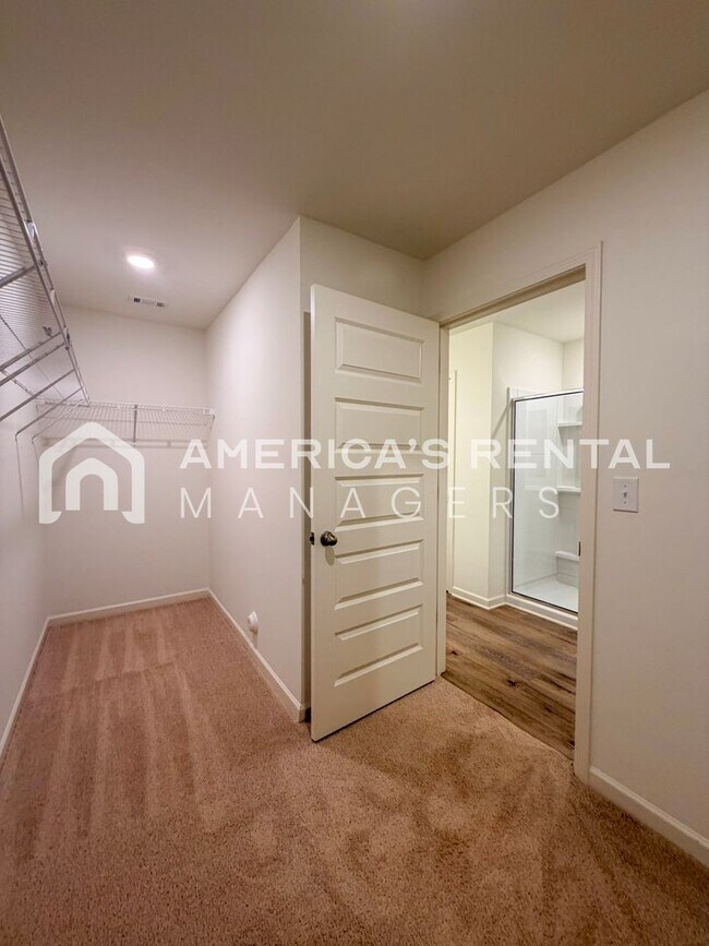 Building Photo - Available NOW! Spacious 5-Bedroom Single Level Home!