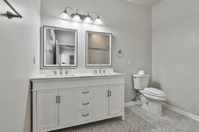Building Photo - Quiet, clean, and updated House in 55+ Com...