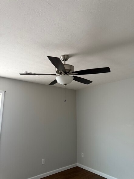 Building Photo - 148 School Side Dr