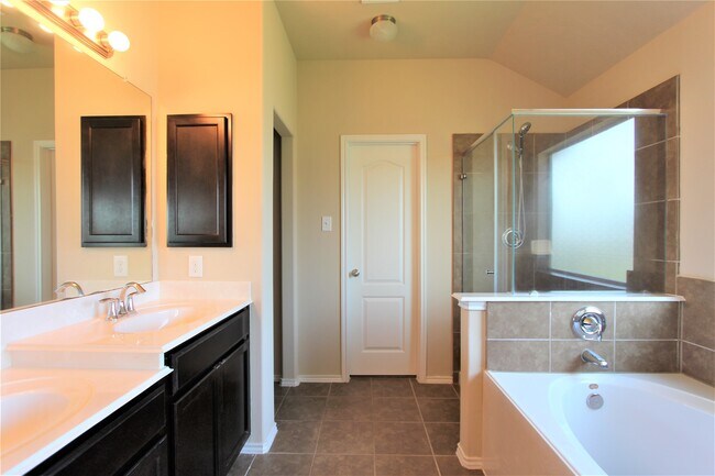 Building Photo - 603 Honeysuckle Vine Dr