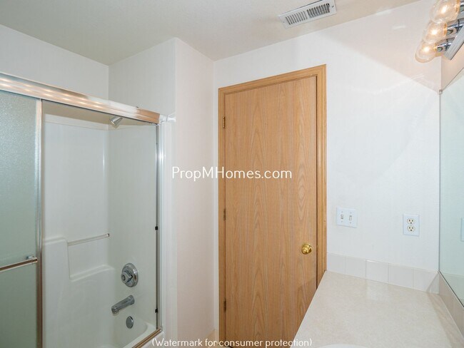 Building Photo - Two Bedroom Townhome In SE Portland w/ Lar...