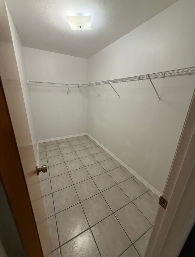 Building Photo - Charming 3/2- Heart of Zephyrhills