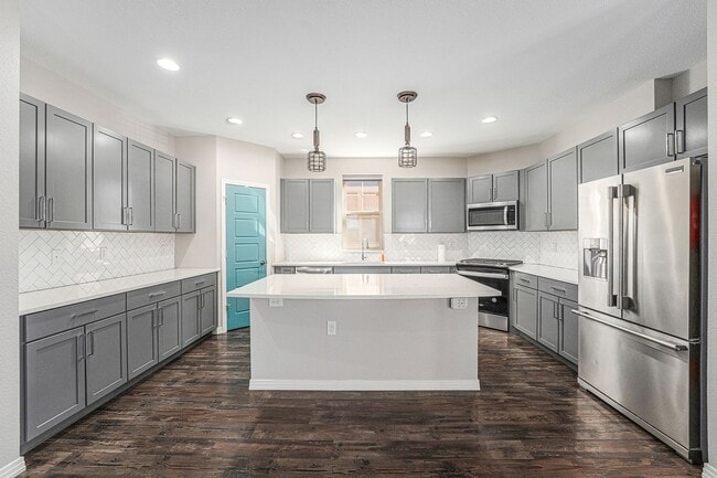 Building Photo - 3 bed/3 bath Amazing House close to Stanle...