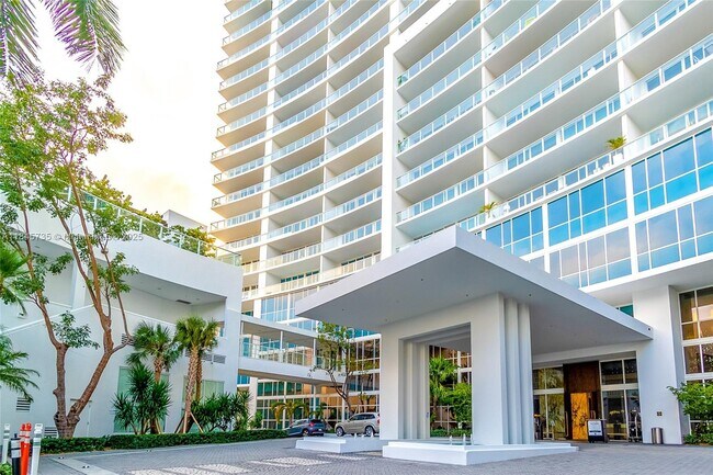 Building Photo - 2020 N Bayshore Dr